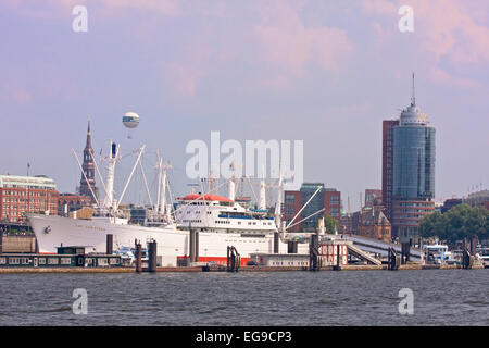 Circa il molo con una nave museo Cap San Diego, in background Hanseatic Trade Center, Amburgo, Germania, Europa Foto Stock