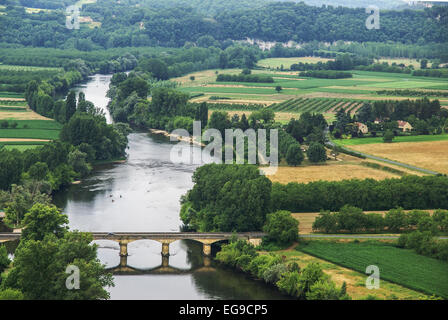 Domme un comune nel dipartimento di Dordogna in Aquitaine nella parte sud-ovest della Francia. Il fiume Dordogna. Foto Stock