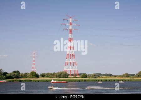 Tensione alta tralicci a Stade, linee elettriche che attraversano il fiume Elba, Bassa Sassonia, Germania, Europa Foto Stock
