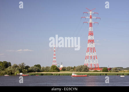 Tensione alta tralicci a Stade, linee elettriche che attraversano il fiume Elba, Bassa Sassonia, Germania, Europa Foto Stock