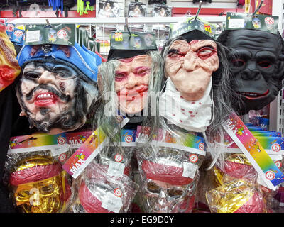 Scary maschere su display per Halloween / Purim Foto Stock