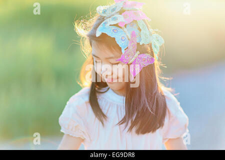 La ragazza (8-9) con farfalle nei capelli Foto Stock