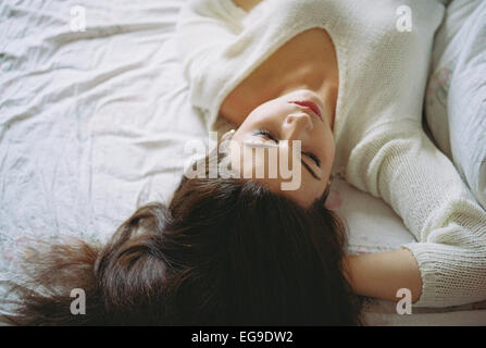 Vista in elevazione della donna nel letto Foto Stock