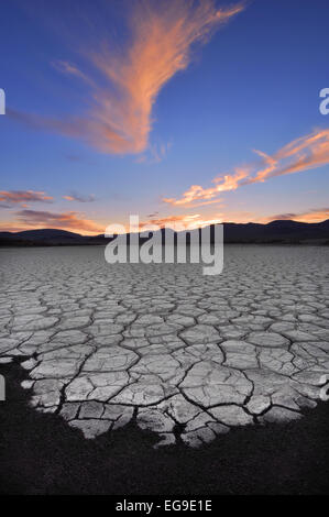 Stati Uniti, California, fossile Falls, Alba sul lago a secco Foto Stock