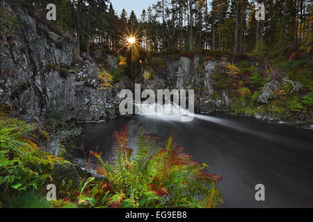 River Pattack e Pattack Falls all'alba, Highlands, Scozia, Regno Unito Foto Stock