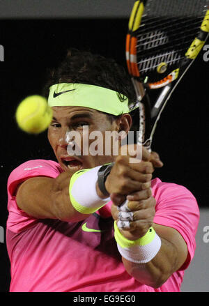 Rio De Janeiro, Brasile. 19 Feb, 2015. Rafael Nadal di Spagna restituisce la palla al suo connazionale Pablo Carreno Busta durante una partita del Rio Open 2015, nella città di Rio de Janeiro, Brasile, nel febbraio 19, 2015. Credito: Marcos de Paula/ESTADAO CONTEUDO/AGENCIA ESTADO/Xinhua/Alamy Live News Foto Stock