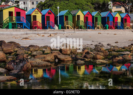 Sud Africa, Muizenberg, case colorate su St James Beach Foto Stock