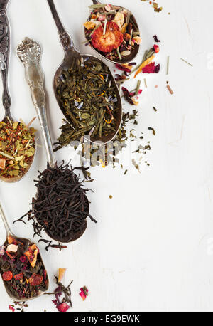 Disposizione dei cucchiai con variazione delle foglie di tè essiccato Foto Stock