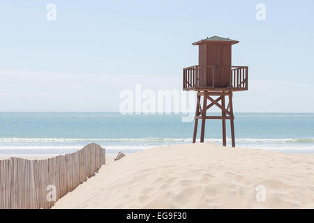 Torre di bagnino su Playa de Barbate, Verano, Cadice, Spagna Foto Stock