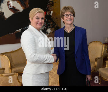 Zagabria, Croazia. Xx Febbraio 2015. Visita al Presidente dell'Assemblea parlamentare del Consiglio d'Europa Anne Brasseur (R) scuote le mani con il presidente croato Kolinda Grabar-Kitarovic prima di colloqui nel Palazzo Presidenziale di Zagabria, la capitale della Croazia, il 20 febbraio, 2015. Brasseur è su una due giorni di visita ufficiale in Croazia. © Miso Lisanin/Xinhua/Alamy Live News Foto Stock