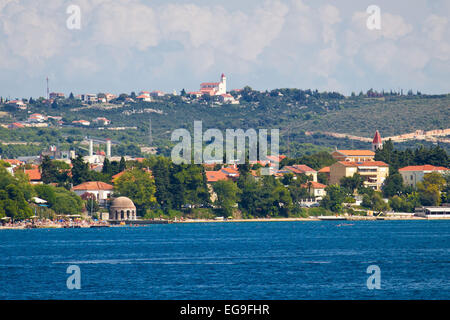 Zara Kolovare beach e la costa vista dal mare, Dalmazia, Croazia Foto Stock