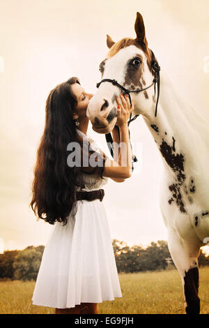 Donna kissing cavallo Foto Stock