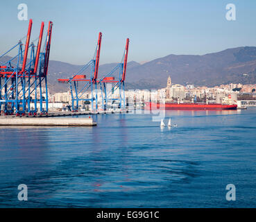 Gru permanente sulla banchina del porto di Malaga, Spagna Foto Stock