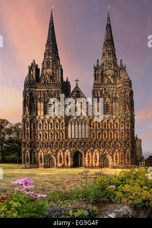 Regno Unito, Inghilterra, Staffordshire, fronte ovest di Lichfield Cathedral Foto Stock