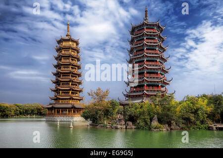 Cina, Guilin, Sole e Luna Twin pagode Foto Stock