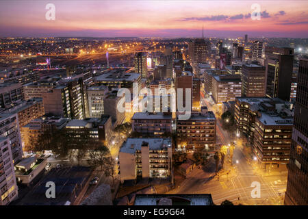 Vista al tramonto dello skyline e del ponte Nelson Mandela, Johannesburg, Sudafrica Foto Stock