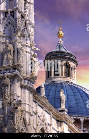 L'Italia, Toscana, la cupola e la scultura di facciata del Duomo di Siena Foto Stock