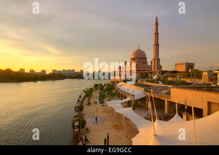 Malaysia, Putrajaya, ad alto angolo di visione di Putra moschea e embankment al tramonto Foto Stock