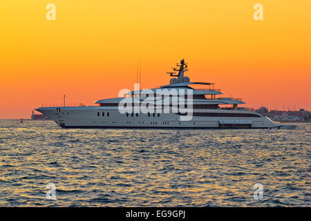 Superyacht su giallo tramonto vista laterale Foto Stock