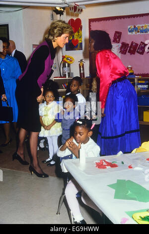 La principessa Diana parla a (ONU-named) donna nella famiglia di Urban Center. Henry Street Settlement. La città di New York. Stati Uniti d'America. Feb 1989. Foto Stock