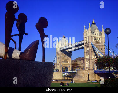 Il Tower Bridge visto da Potters Fields Park. Londra. In Inghilterra. Regno Unito Foto Stock