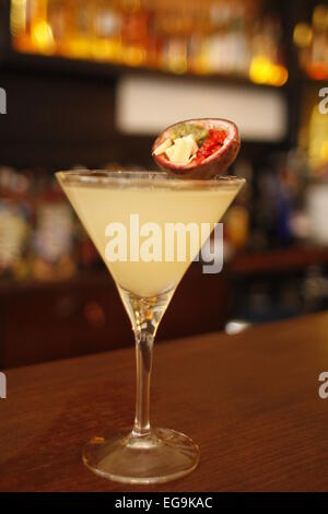 Cocktail martini alla frutta di passione in un bar Foto Stock