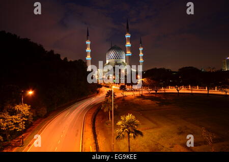 Malaysia, Shah Alam, Sultano Salahuddin Abdul Aziz Shah Mosque di notte e la strada illuminata Foto Stock