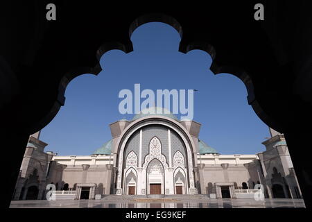 Malaysia, Kuala Lumpur, vista simmetrici del territorio federale moschea e ornato arch Foto Stock