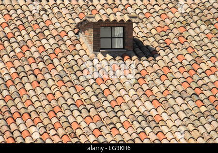 Finestra mansarda in un vecchio tetto di stile Foto Stock