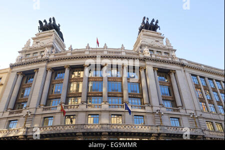 BBVA banca edificio con Quadriga (Quattro carrozza a cavalli sculture) sulla parte superiore, Madrid, Spagna, Calle Alcala, Madrid, Spagna. Foto Stock