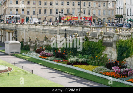 Il centro di Bath, guardando attraverso il Sunken Gardens e mostra la classica architettura bathstone su un luminoso giorno d'estate. Foto Stock