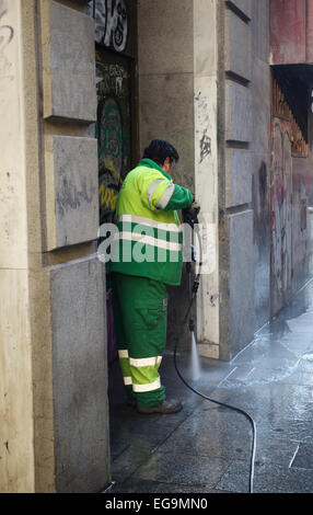 Spanish town hall lavoratore Rimozione, pulizia, graffiti en la gomma da pareti e suolo, Madrid, Spagna. Foto Stock