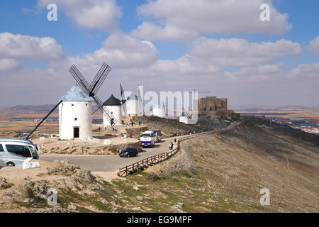 Mulini a vento spagnolo e il castello di Consuegra nella provincia di Toledo, Consuegra, Castilla la Mancha, in Spagna. Foto Stock