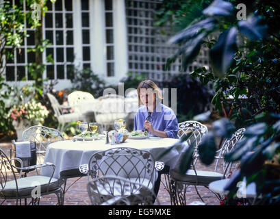 Donna di mangiare il pranzo in un ristorante Il Cortile Foto Stock