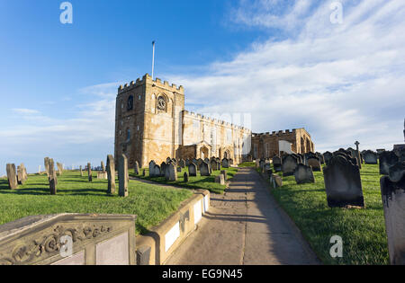 La chiesa e il cimitero di Santa Maria Vergine, vicino alle rovine di Whitby Abbey, nello Yorkshire, Regno Unito Foto Stock
