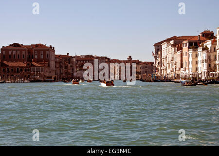 Venezia, Italy-February 23, 2014:Il Grand Canal è un canale di Venezia, Italia. Esso costituisce uno dei principali acqua-traffico nei corridoi i Foto Stock