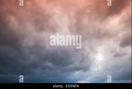 Colorato buio tempestoso cielo nuvoloso. Naturale sfondo foto Foto Stock