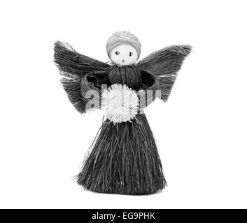 Paglia fatti a mano Christmas Angel - decorazione festiva, isolata su uno sfondo bianco - elaborazione monocromatica Foto Stock