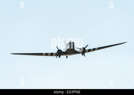 BBMF DC3 Dakota ZA947 in D-Day livrea, in volo Foto Stock