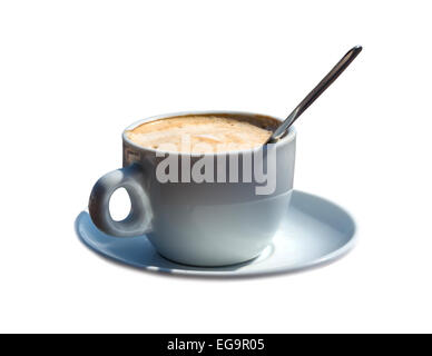 Tazza da caffè con cucchiaino e cappuccino schiumoso isolato su bianco Foto Stock