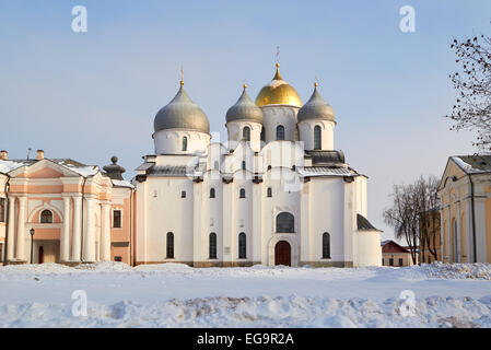 Più vecchio in Russia Cattedrale di Santa Sofia. Veliky Novgorod alla soleggiata giornata invernale Foto Stock