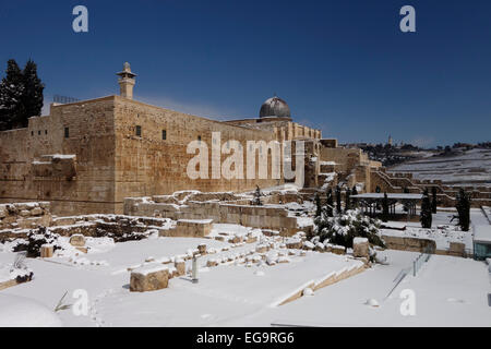 La neve copre le rovine della fortificazione di Fatimid a Gerusalemme il parco archeologico sotto al moschea Aksa lungo la parete meridionale del Haram Al Sharif nella città vecchia di Gerusalemme Est Israele Foto Stock