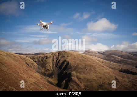Un drone vola al di sopra di una quinta scenografica in una giornata di sole Foto Stock