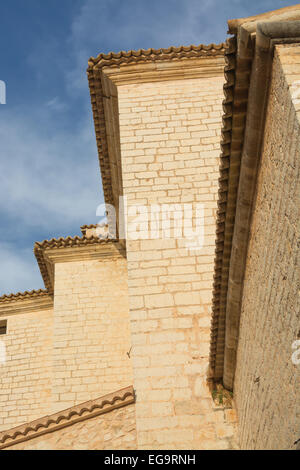 Dettaglio verticale di antico edificio di pietra a Binissalem, Maiorca. Foto Stock