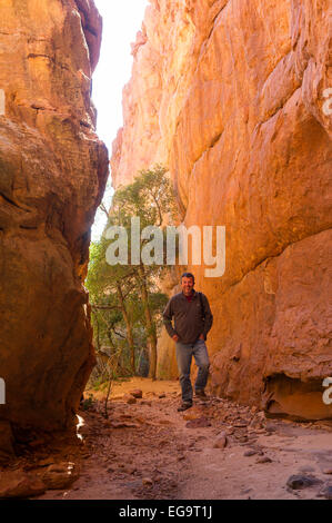 Escursionista presso Stadsaal grotte, Cederberg Wilderness, Sud Africa Foto Stock