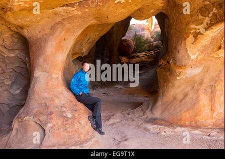 Escursionista presso Stadsaal grotte, Cederberg Wilderness, Sud Africa Foto Stock