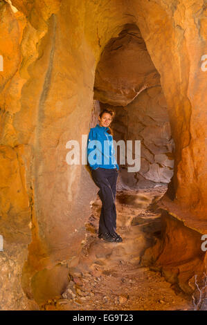 Escursionista presso Stadsaal grotte, Cederberg Wilderness, Sud Africa Foto Stock