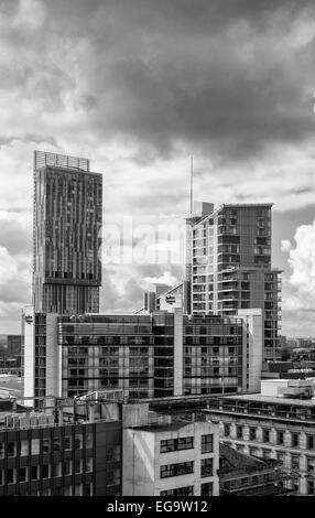 Vista ad alto livello tra sommità di tetto di manchester scape verso betham tower Foto Stock