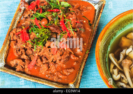 In stile Thai curry salato con carne di manzo sulla piastra Foto Stock