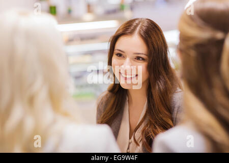 Sorridente giovani donne incontrare e parlare Foto Stock